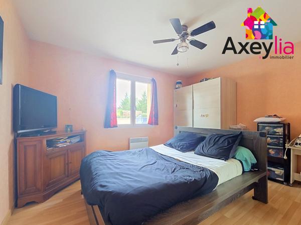 A VENDRE - RENAISON - MAISON DE PLAIN PIED AVEC 5 CHAMBRES ET GARAGE