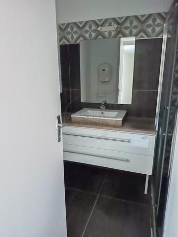 Appartement T2 rénové avec cuisine ouverte à Aubenas