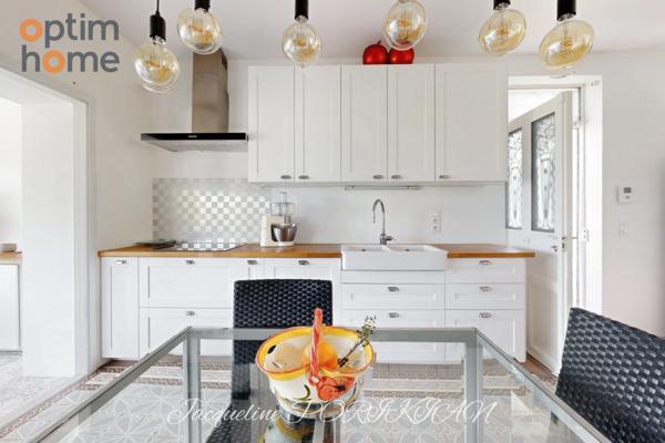 Maison de ville de 1900 avec grand jardin et dépendances.