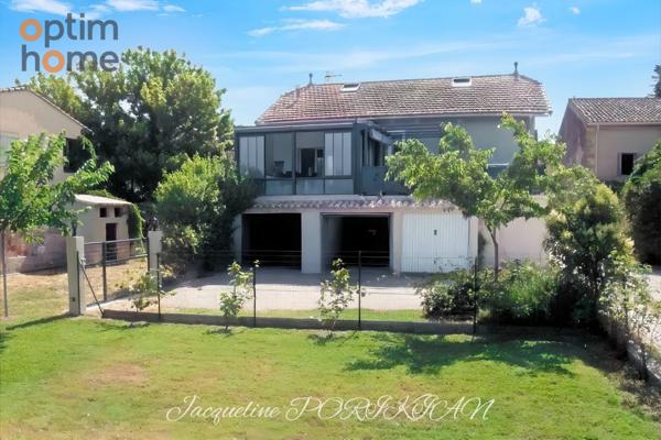 Maison de ville de 1900 avec grand jardin et dépendances.
