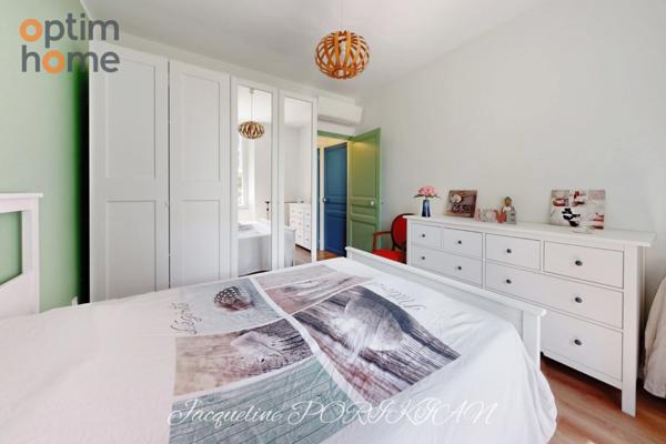 Maison de ville de 1900 avec grand jardin et dépendances.