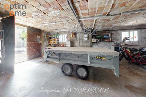 Maison de ville de 1900 avec grand jardin et dépendances.