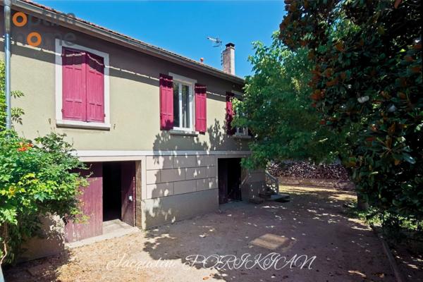 Maison de ville de 1900 avec grand jardin et dépendances.