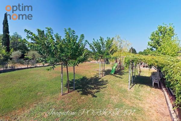 Maison de ville de 1900 avec grand jardin et dépendances.