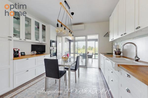 Maison de ville de 1900 avec grand jardin et dépendances.