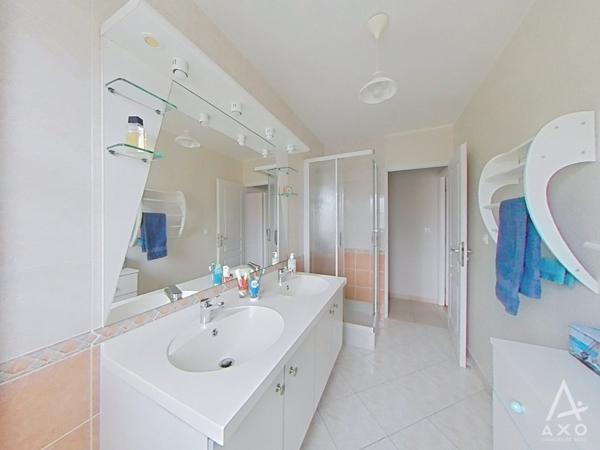 Maison familiale avec vie de plain-pied  130 m²  Double garage  12 min de Saint-Lô