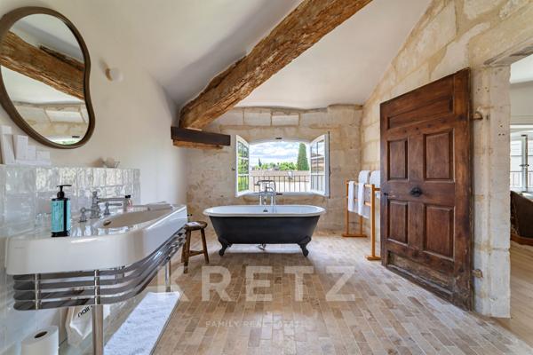 Hôtel Particulier du XVIIe siècle entièrement restauré en coeur de village