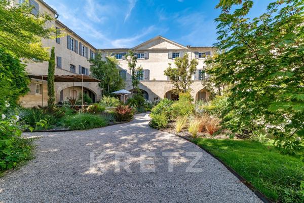 Hôtel Particulier du XVIIe siècle entièrement restauré en coeur de village