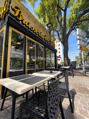 Fond de commerce avec belle visibilité et terrasse de 18 M²