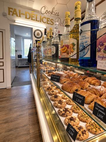 Fond de commerce avec belle visibilité et terrasse de 18 M²