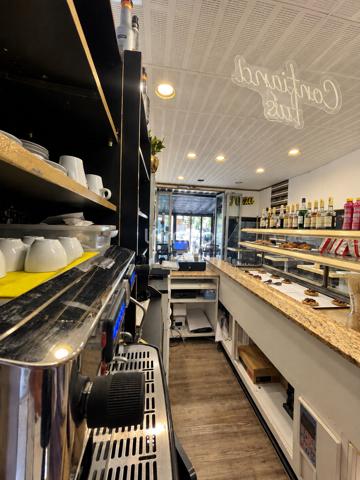 Fond de commerce avec belle visibilité et terrasse de 18 M²
