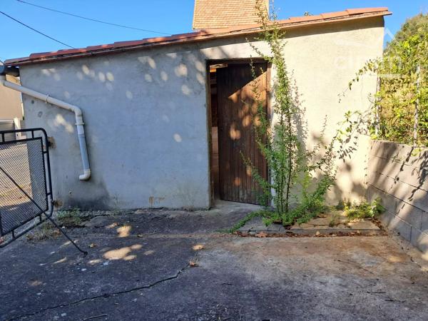 A vendre une maison de village de 71 m² avec terrasse, cour de plus de 24 m² et garage.
