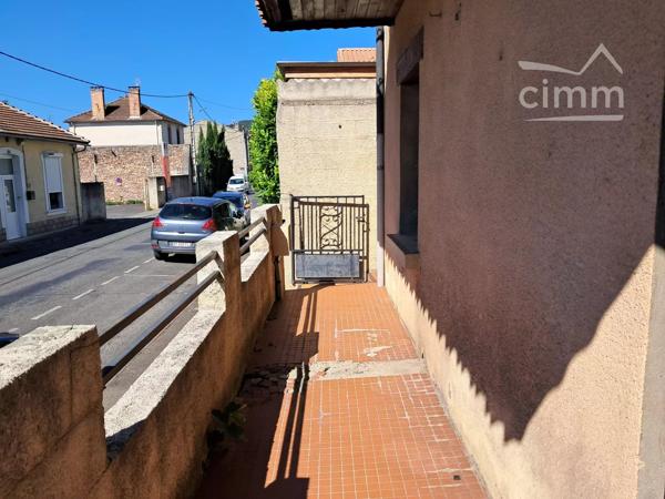A vendre une maison de village de 71 m² avec terrasse, cour de plus de 24 m² et garage.
