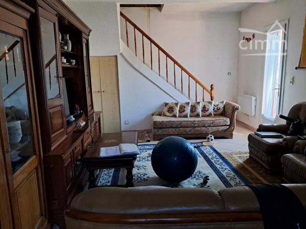 A vendre une maison de village de 71 m² avec terrasse, cour de plus de 24 m² et garage.