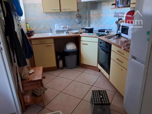 A vendre une maison de village de 71 m² avec terrasse, cour de plus de 24 m² et garage.