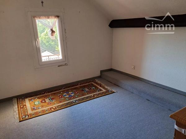 A vendre une maison de village de 71 m² avec terrasse, cour de plus de 24 m² et garage.