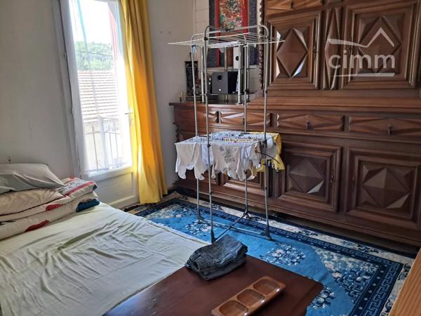 A vendre une maison de village de 71 m² avec terrasse, cour de plus de 24 m² et garage.