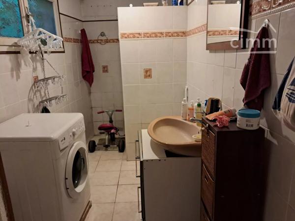 A vendre une maison de village de 71 m² avec terrasse, cour de plus de 24 m² et garage.