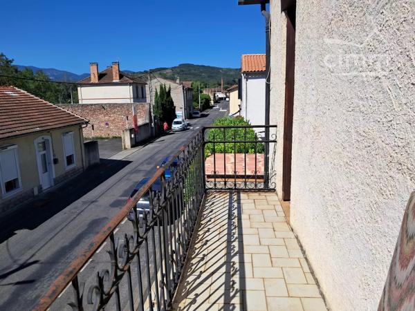 A vendre une maison de village de 71 m² avec terrasse, cour de plus de 24 m² et garage.