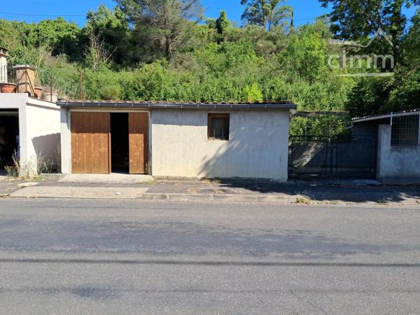 A vendre une maison de village de 71 m² avec terrasse, cour de plus de 24 m² et garage.