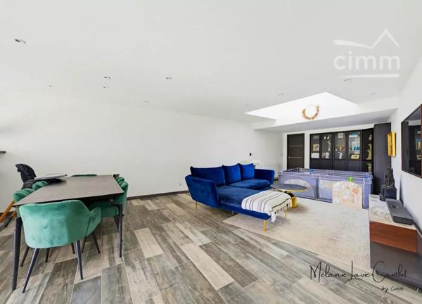 Maison avec jardiné à Cavignac (33), offrant de beaux volumes et un cadre de vie idéal pour une famille.
