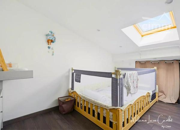 Maison avec jardiné à Cavignac (33), offrant de beaux volumes et un cadre de vie idéal pour une famille.