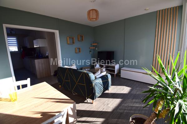 Appartement 2 chambres avec balcon, cave et parking