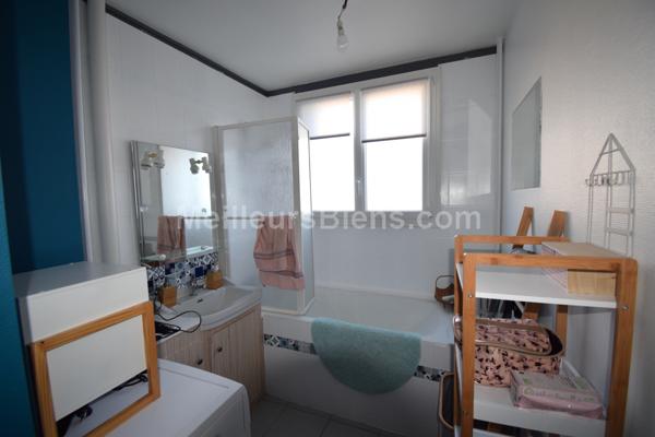 Appartement 2 chambres avec balcon, cave et parking