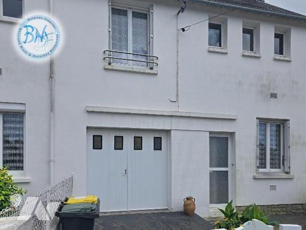 Secteur LANRIEC.

Cette maison mitoyenne, des années 70 offre une distribution fonctionnelle ...