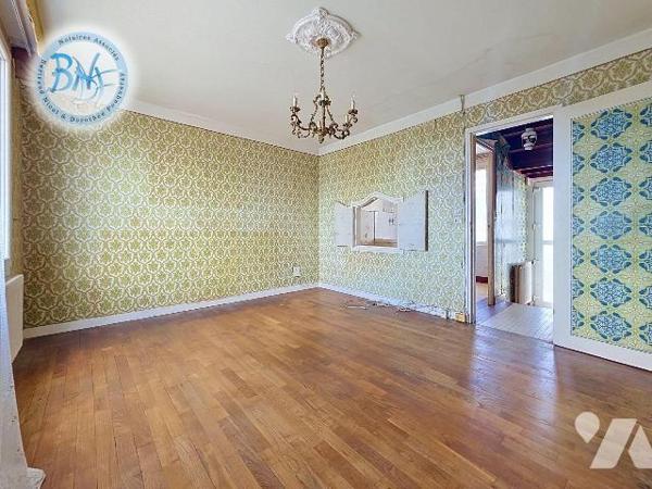Secteur LANRIEC.

Cette maison mitoyenne, des années 70 offre une distribution fonctionnelle ...