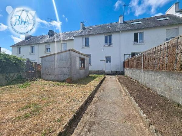 Secteur LANRIEC.

Cette maison mitoyenne, des années 70 offre une distribution fonctionnelle ...