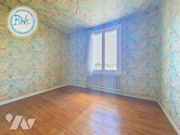 Secteur LANRIEC.

Cette maison mitoyenne, des années 70 offre une distribution fonctionnelle ...