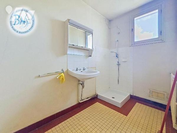 Secteur LANRIEC.

Cette maison mitoyenne, des années 70 offre une distribution fonctionnelle ...
