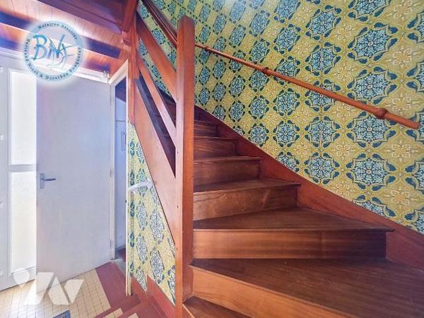 Secteur LANRIEC.

Cette maison mitoyenne, des années 70 offre une distribution fonctionnelle ...