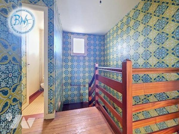 Secteur LANRIEC.

Cette maison mitoyenne, des années 70 offre une distribution fonctionnelle ...