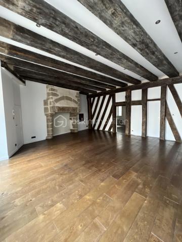 Coup de cœur pour cet appartement situé Place des Lices, dans le centre historique de Vannes, au 1er étage d'un petit immeuble du XVè et XVIIè
siècle avec un escalier classé.
Il vous offre une superficie d'environ 56m2 et est composée d'un grand séjour de 39m2 incluant une cuisine équipée, une chambre de 13m2
avec un grand dressing, une salle d'eau avec douche à l'italienne et toilettes.

Côté technique :
- Plancher en chêne massif
- Huisseries bois, double vitrage
- Chauffage électrique et sèche serviettes électrique dans la salle d'eau
- Cuisine équipée d'un frigo, plaque à induction, four et emplacement pour machine à laver
- Cheminée ( non utilisable )
- Fibre
- Hauteur sous plafond de plus de 3 mètres.
- Charges de copropriété environ 600€ / an
- Copropriété environ 700€ / an
- Impôts fonciers 744€