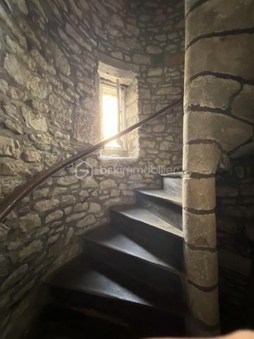Coup de cœur pour cet appartement situé Place des Lices, dans le centre historique de Vannes, au 1er étage d'un petit immeuble du XVè et XVIIè
siècle avec un escalier classé.
Il vous offre une superficie d'environ 56m2 et est composée d'un grand séjour de 39m2 incluant une cuisine équipée, une chambre de 13m2
avec un grand dressing, une salle d'eau avec douche à l'italienne et toilettes.

Côté technique :
- Plancher en chêne massif
- Huisseries bois, double vitrage
- Chauffage électrique et sèche serviettes électrique dans la salle d'eau
- Cuisine équipée d'un frigo, plaque à induction, four et emplacement pour machine à laver
- Cheminée ( non utilisable )
- Fibre
- Hauteur sous plafond de plus de 3 mètres.
- Charges de copropriété environ 600€ / an
- Copropriété environ 700€ / an
- Impôts fonciers 744€