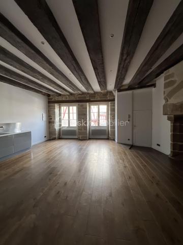 Coup de cœur pour cet appartement situé Place des Lices, dans le centre historique de Vannes, au 1er étage d'un petit immeuble du XVè et XVIIè
siècle avec un escalier classé.
Il vous offre une superficie d'environ 56m2 et est composée d'un grand séjour de 39m2 incluant une cuisine équipée, une chambre de 13m2
avec un grand dressing, une salle d'eau avec douche à l'italienne et toilettes.

Côté technique :
- Plancher en chêne massif
- Huisseries bois, double vitrage
- Chauffage électrique et sèche serviettes électrique dans la salle d'eau
- Cuisine équipée d'un frigo, plaque à induction, four et emplacement pour machine à laver
- Cheminée ( non utilisable )
- Fibre
- Hauteur sous plafond de plus de 3 mètres.
- Charges de copropriété environ 600€ / an
- Copropriété environ 700€ / an
- Impôts fonciers 744€