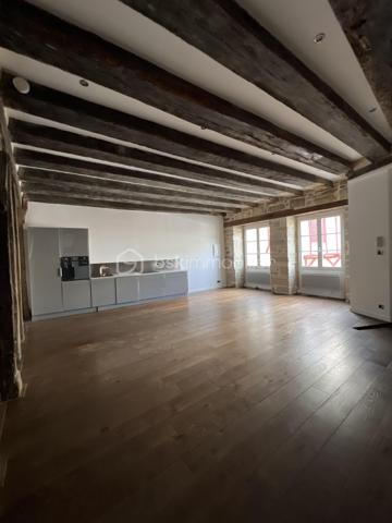 Coup de cœur pour cet appartement situé Place des Lices, dans le centre historique de Vannes, au 1er étage d'un petit immeuble du XVè et XVIIè
siècle avec un escalier classé.
Il vous offre une superficie d'environ 56m2 et est composée d'un grand séjour de 39m2 incluant une cuisine équipée, une chambre de 13m2
avec un grand dressing, une salle d'eau avec douche à l'italienne et toilettes.

Côté technique :
- Plancher en chêne massif
- Huisseries bois, double vitrage
- Chauffage électrique et sèche serviettes électrique dans la salle d'eau
- Cuisine équipée d'un frigo, plaque à induction, four et emplacement pour machine à laver
- Cheminée ( non utilisable )
- Fibre
- Hauteur sous plafond de plus de 3 mètres.
- Charges de copropriété environ 600€ / an
- Copropriété environ 700€ / an
- Impôts fonciers 744€