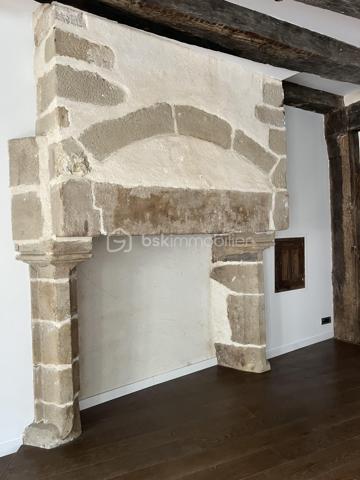 Coup de cœur pour cet appartement situé Place des Lices, dans le centre historique de Vannes, au 1er étage d'un petit immeuble du XVè et XVIIè
siècle avec un escalier classé.
Il vous offre une superficie d'environ 56m2 et est composée d'un grand séjour de 39m2 incluant une cuisine équipée, une chambre de 13m2
avec un grand dressing, une salle d'eau avec douche à l'italienne et toilettes.

Côté technique :
- Plancher en chêne massif
- Huisseries bois, double vitrage
- Chauffage électrique et sèche serviettes électrique dans la salle d'eau
- Cuisine équipée d'un frigo, plaque à induction, four et emplacement pour machine à laver
- Cheminée ( non utilisable )
- Fibre
- Hauteur sous plafond de plus de 3 mètres.
- Charges de copropriété environ 600€ / an
- Copropriété environ 700€ / an
- Impôts fonciers 744€