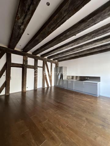 Coup de cœur pour cet appartement situé Place des Lices, dans le centre historique de Vannes, au 1er étage d'un petit immeuble du XVè et XVIIè
siècle avec un escalier classé.
Il vous offre une superficie d'environ 56m2 et est composée d'un grand séjour de 39m2 incluant une cuisine équipée, une chambre de 13m2
avec un grand dressing, une salle d'eau avec douche à l'italienne et toilettes.

Côté technique :
- Plancher en chêne massif
- Huisseries bois, double vitrage
- Chauffage électrique et sèche serviettes électrique dans la salle d'eau
- Cuisine équipée d'un frigo, plaque à induction, four et emplacement pour machine à laver
- Cheminée ( non utilisable )
- Fibre
- Hauteur sous plafond de plus de 3 mètres.
- Charges de copropriété environ 600€ / an
- Copropriété environ 700€ / an
- Impôts fonciers 744€