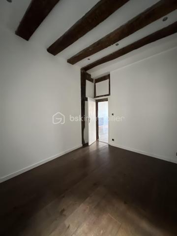 Coup de cœur pour cet appartement situé Place des Lices, dans le centre historique de Vannes, au 1er étage d'un petit immeuble du XVè et XVIIè
siècle avec un escalier classé.
Il vous offre une superficie d'environ 56m2 et est composée d'un grand séjour de 39m2 incluant une cuisine équipée, une chambre de 13m2
avec un grand dressing, une salle d'eau avec douche à l'italienne et toilettes.

Côté technique :
- Plancher en chêne massif
- Huisseries bois, double vitrage
- Chauffage électrique et sèche serviettes électrique dans la salle d'eau
- Cuisine équipée d'un frigo, plaque à induction, four et emplacement pour machine à laver
- Cheminée ( non utilisable )
- Fibre
- Hauteur sous plafond de plus de 3 mètres.
- Charges de copropriété environ 600€ / an
- Copropriété environ 700€ / an
- Impôts fonciers 744€