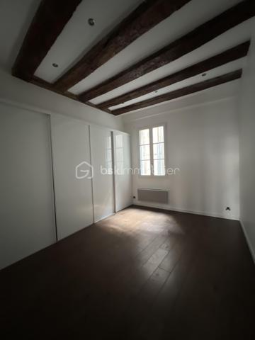 Coup de cœur pour cet appartement situé Place des Lices, dans le centre historique de Vannes, au 1er étage d'un petit immeuble du XVè et XVIIè
siècle avec un escalier classé.
Il vous offre une superficie d'environ 56m2 et est composée d'un grand séjour de 39m2 incluant une cuisine équipée, une chambre de 13m2
avec un grand dressing, une salle d'eau avec douche à l'italienne et toilettes.

Côté technique :
- Plancher en chêne massif
- Huisseries bois, double vitrage
- Chauffage électrique et sèche serviettes électrique dans la salle d'eau
- Cuisine équipée d'un frigo, plaque à induction, four et emplacement pour machine à laver
- Cheminée ( non utilisable )
- Fibre
- Hauteur sous plafond de plus de 3 mètres.
- Charges de copropriété environ 600€ / an
- Copropriété environ 700€ / an
- Impôts fonciers 744€