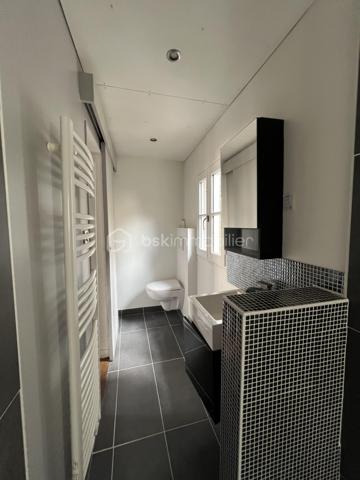 Coup de cœur pour cet appartement situé Place des Lices, dans le centre historique de Vannes, au 1er étage d'un petit immeuble du XVè et XVIIè
siècle avec un escalier classé.
Il vous offre une superficie d'environ 56m2 et est composée d'un grand séjour de 39m2 incluant une cuisine équipée, une chambre de 13m2
avec un grand dressing, une salle d'eau avec douche à l'italienne et toilettes.

Côté technique :
- Plancher en chêne massif
- Huisseries bois, double vitrage
- Chauffage électrique et sèche serviettes électrique dans la salle d'eau
- Cuisine équipée d'un frigo, plaque à induction, four et emplacement pour machine à laver
- Cheminée ( non utilisable )
- Fibre
- Hauteur sous plafond de plus de 3 mètres.
- Charges de copropriété environ 600€ / an
- Copropriété environ 700€ / an
- Impôts fonciers 744€
