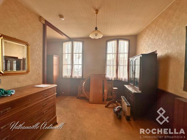 MAISON DE CARACTERE A RENOVER  CENTRE ST JEAN D'ANGELY