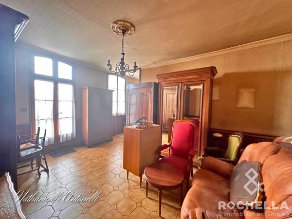 MAISON DE CARACTERE A RENOVER  CENTRE ST JEAN D'ANGELY