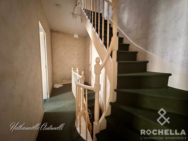 MAISON DE CARACTERE A RENOVER  CENTRE ST JEAN D'ANGELY