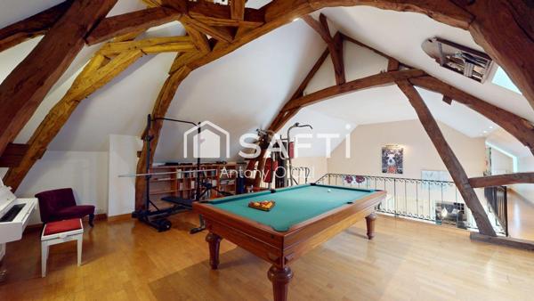 Propriété d'exception de 367m2 à Sens, 7 chambres, 12 pièces, piscines et spa.