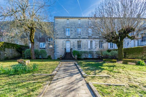 Magnifique maison de pierre dans le centre de Bourg sur Gironde