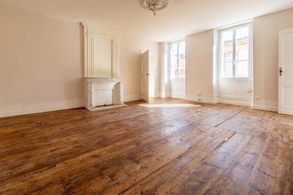 Magnifique maison de pierre dans le centre de Bourg sur Gironde